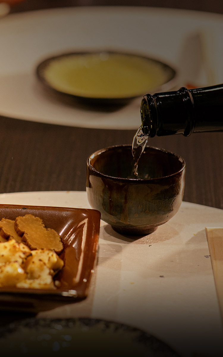 日本酒注ぐ