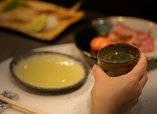 カウンターで飲んでいる